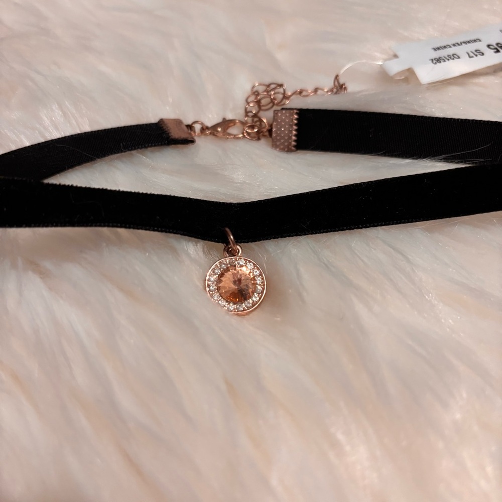 BNWT Le Chateau Elegant Black Choker Necklace with Gold Pendant - Picture 2 of 4